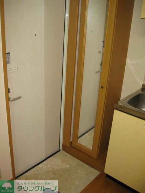 玄関　※リフォーム工事前につき、別のお部屋の写真になります。