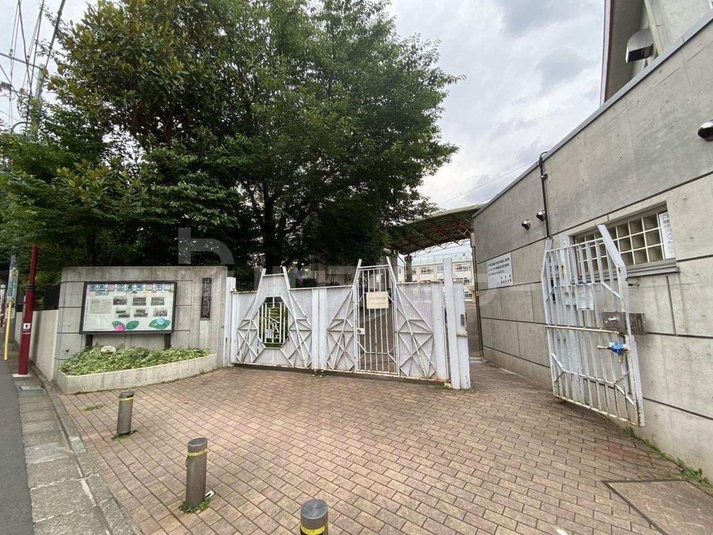 小学校　豊島区立長崎小学校（小学校）まで330m