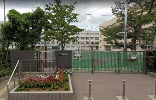 小学校　横浜市立鶴見小学校（小学校）まで492m