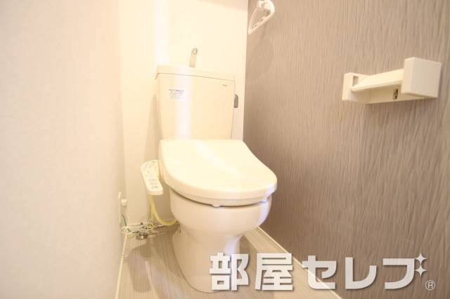 トイレ　温水洗浄便座。