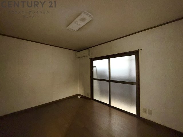 居室・リビング　床色が落ち着いた色合いで綺麗です♪