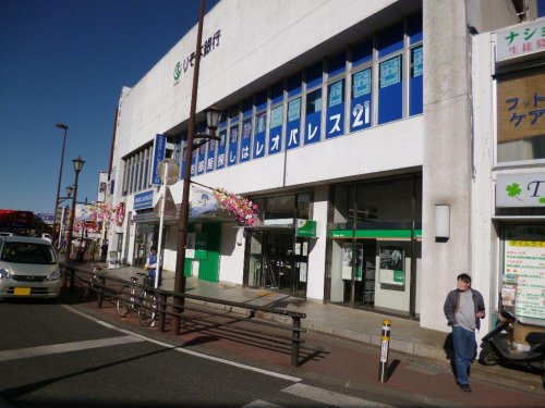銀行　（株）りそな銀行 成田支店（銀行）まで697m