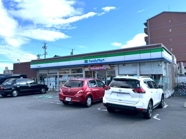 コンビニ　ファミリーマート鈴鹿算所店（コンビニ）まで711m
