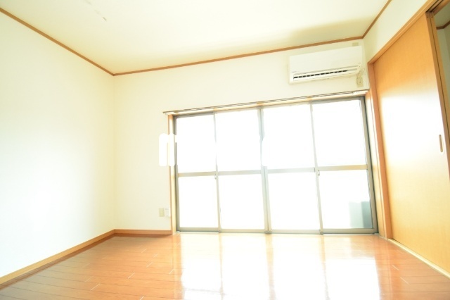 居室・リビング　※別部屋のお写真です。