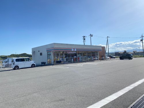 コンビニ　セブンイレブン（コンビニ）まで764m