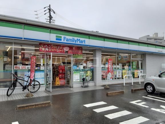 コンビニ　ファミリーマート名古屋中小田井店（コンビニ）まで598m