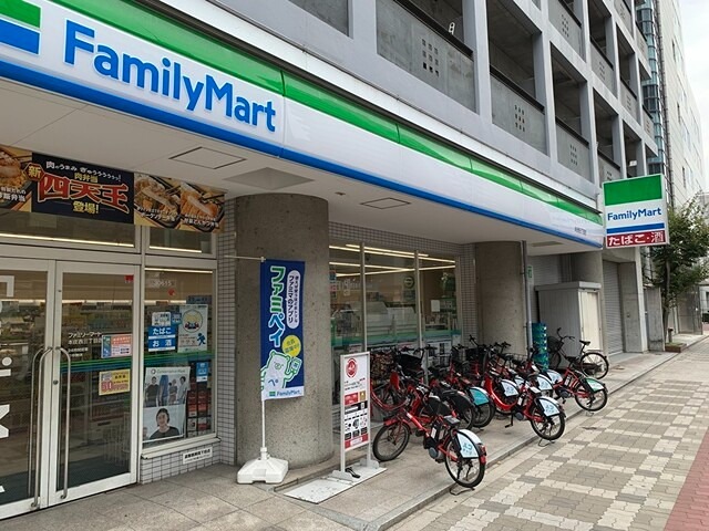 コンビニ　ファミリーマート 本庄西三丁目店（コンビニ）まで207m