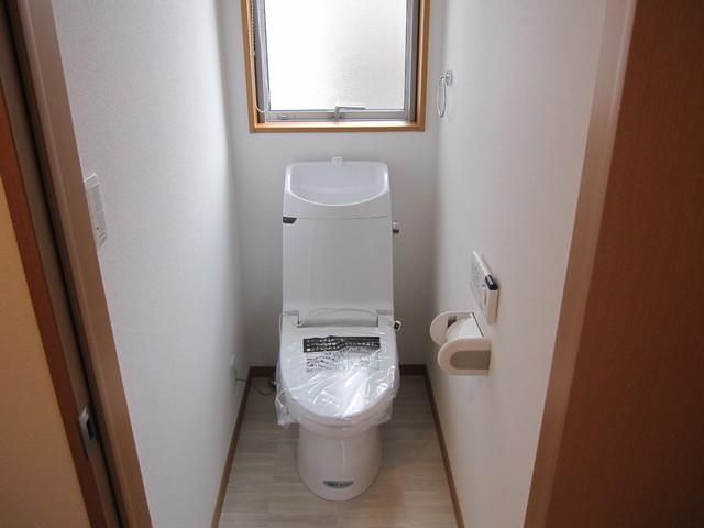 トイレ　★窓のあるトイレです★