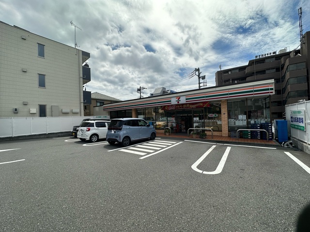 コンビニ　セブンイレブン横浜関店（コンビニ）まで313m