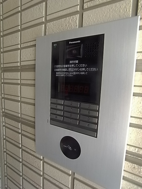 エントランス　モニター付きのオートロックです