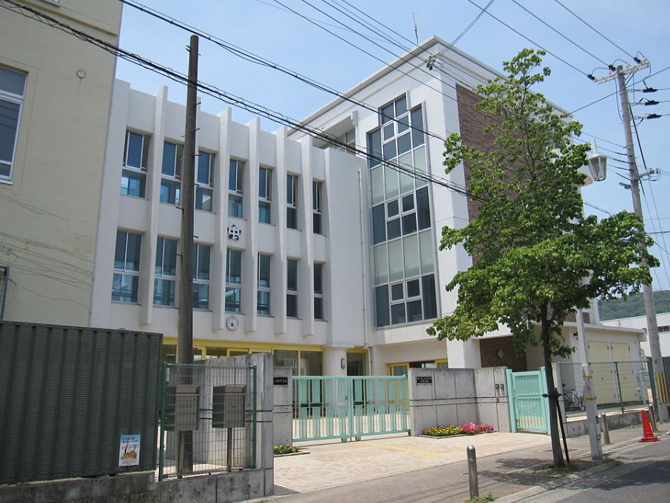 中学校　神戸市立太田中学校（中学校）まで431m