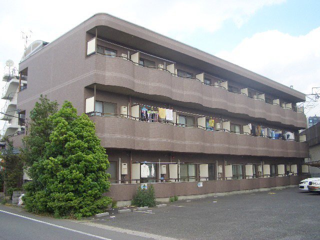 建物外観　前のまえは駐車場です