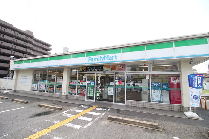 コンビニ　ファミリーマート（コンビニ）まで490m