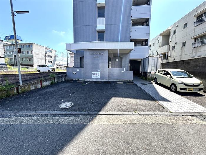駐車場　敷地内に4台あり！隣に月極駐車場もあります！