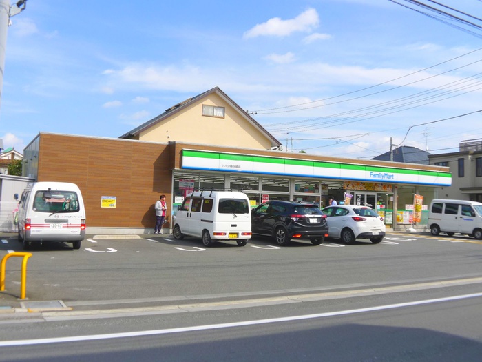 コンビニ　ファミリーマート堀の内町店（コンビニ）まで300m