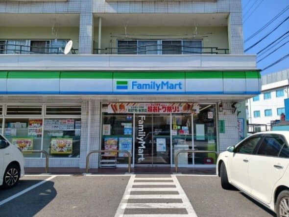 コンビニ　ファミリーマート（コンビニ）まで400m