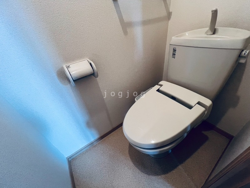 トイレ　嬉しい温水洗浄便座付きのトイレです。