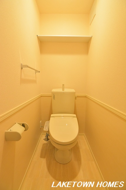 トイレ　上部に収納棚のある温水洗浄便座付のトイレです。