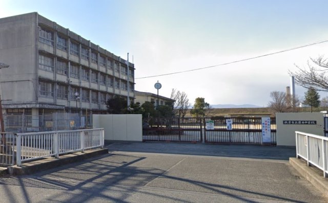 中学校　枚方市立渚西中学校（中学校）まで1673m