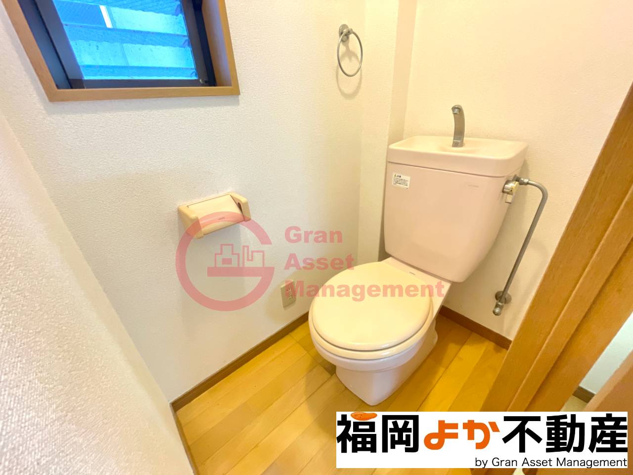 トイレ　落ち着いた色調のトイレです