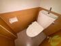 トイレ　トイレは温水洗浄便座です。シンプルな雰囲気になっています。