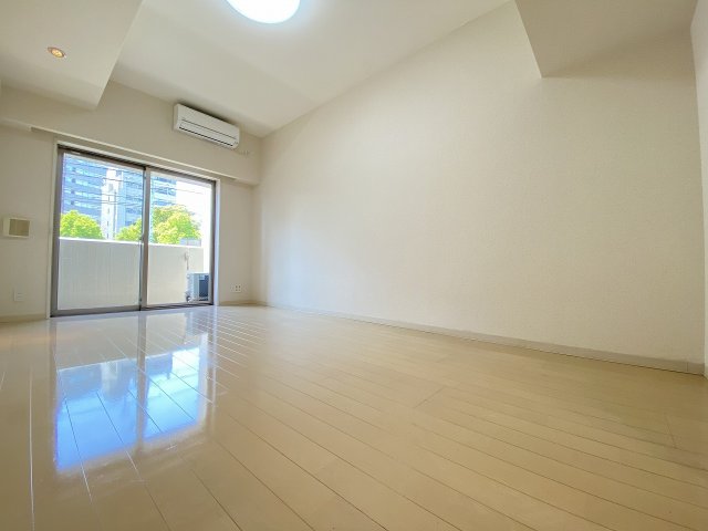 居室・リビング　落ち着いた色合いの床材を使用した居住空間
