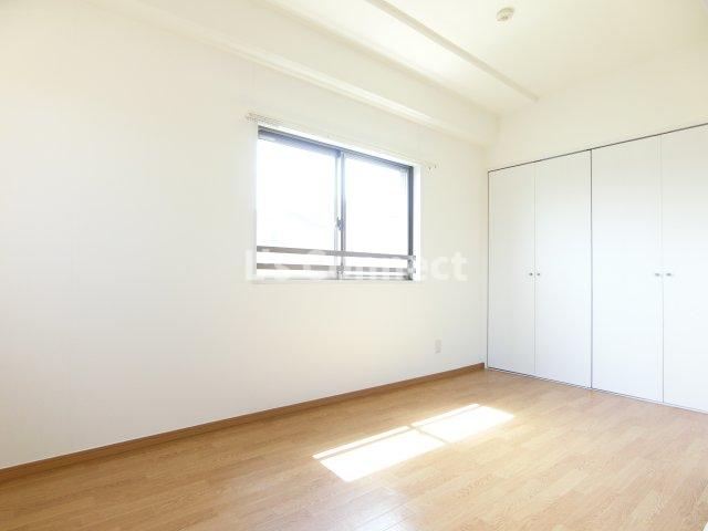 その他　６帖の洋室は寝室として使えます。