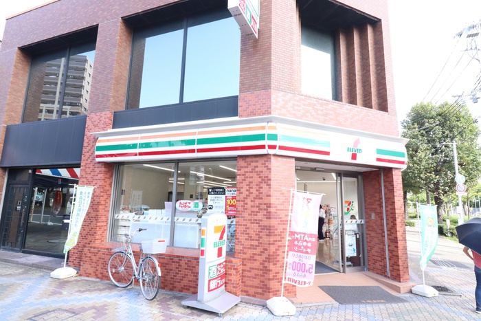 コンビニ　セブンイレブン（コンビニ）まで180m