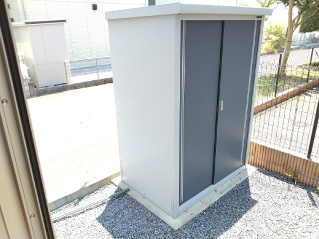 庭　（同型反転）専用庭には外部物置もあります。