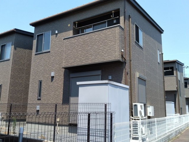 建物外観　（同型反転）庭付き戸建て。ネット無料。