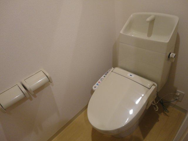 Wisteria 六条IIのトイレ写真