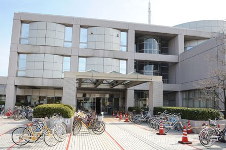 図書館　世田谷区立中央図書館（図書館）まで726m