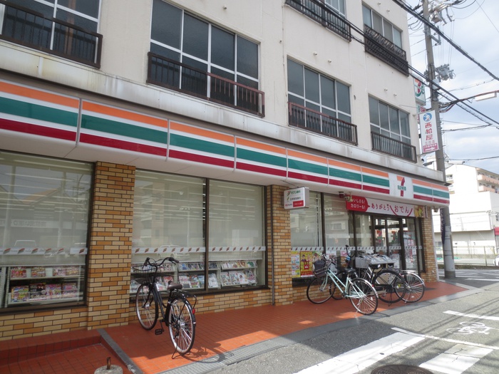 コンビニ　セブンイレブン（コンビニ）まで700m