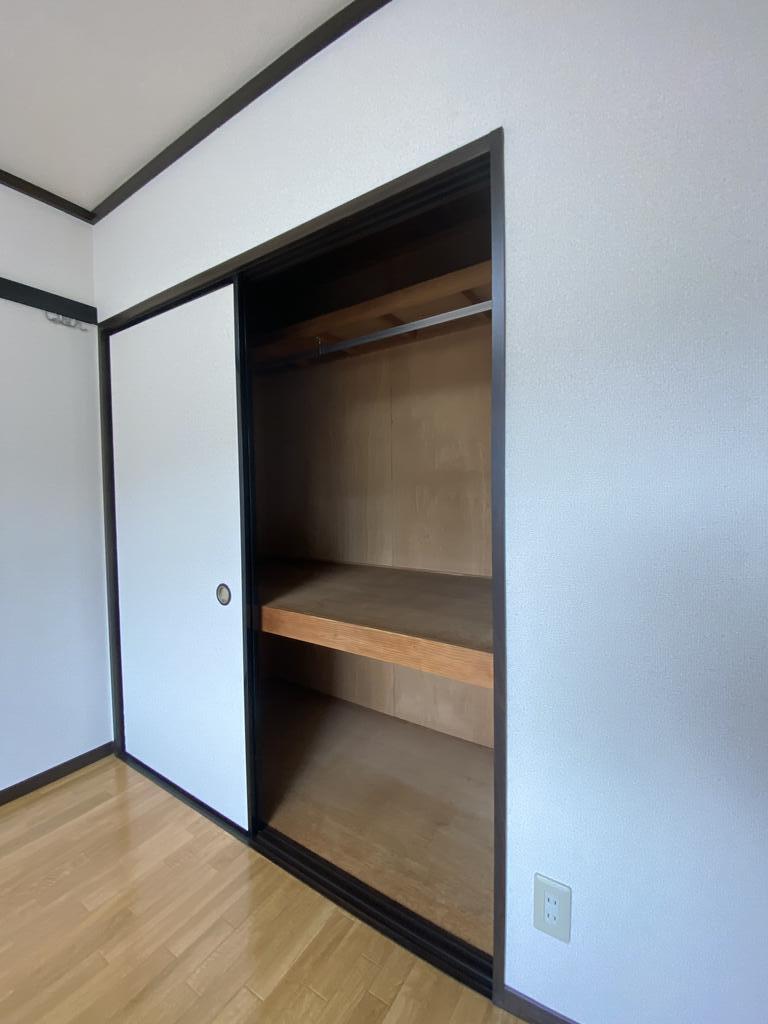 収納　ハンガーパイプ設置済でお洋服もかけられます