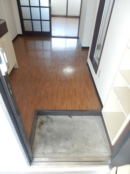 東武小泉線 竜舞駅 徒歩11分 3階建 築36年の玄関写真