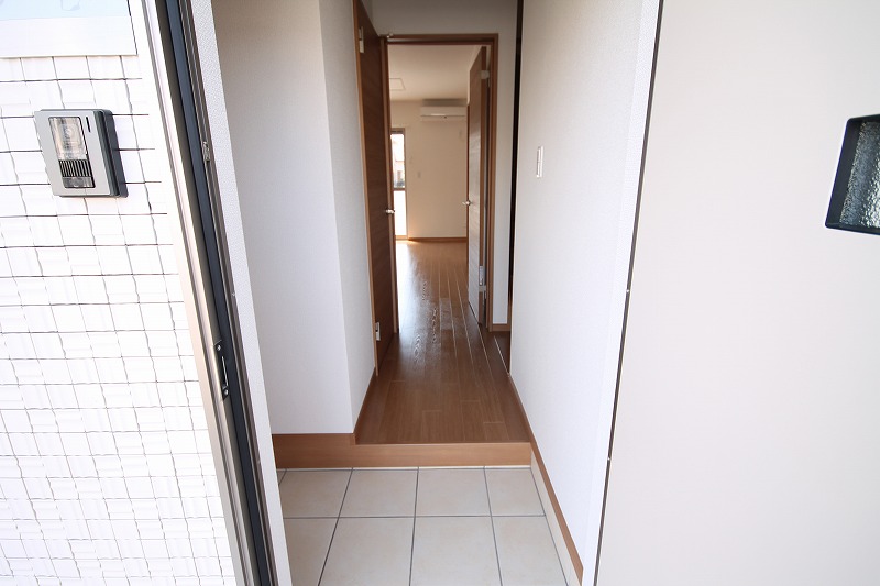 玄関　写真は101号室