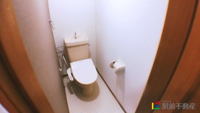 トイレ　別号室の写真になります。