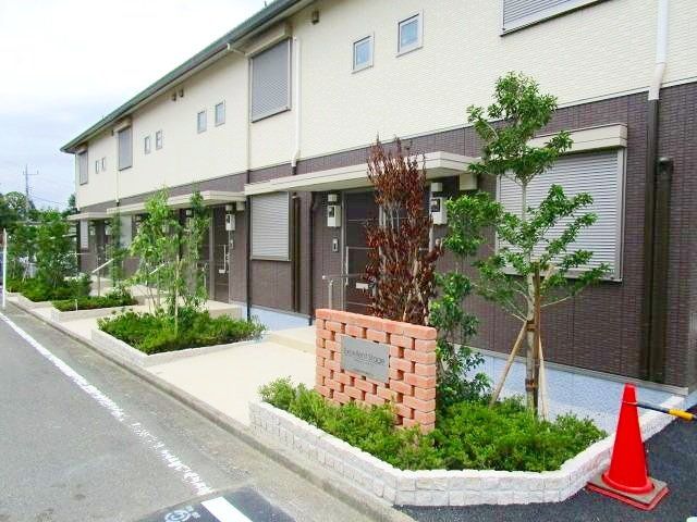 エントランス　★エントランスです、玄関前屋根付いているんで雨しのげそうで…