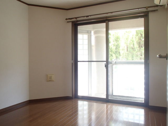 居室・リビング　★洋室６帖★　南向きのお部屋です♪