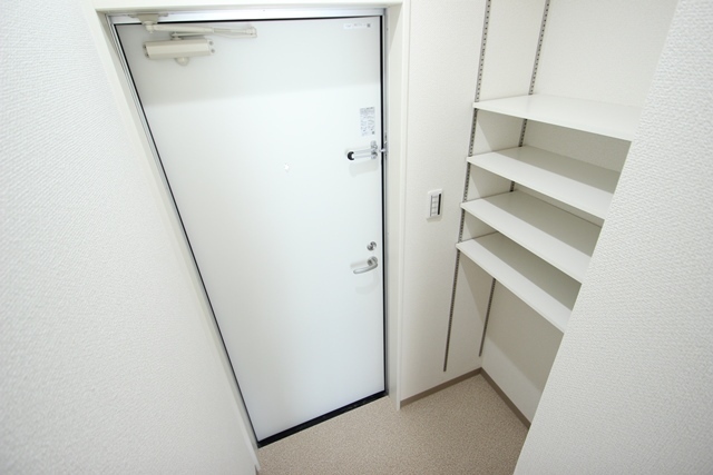 玄関　写真は違う号室です。