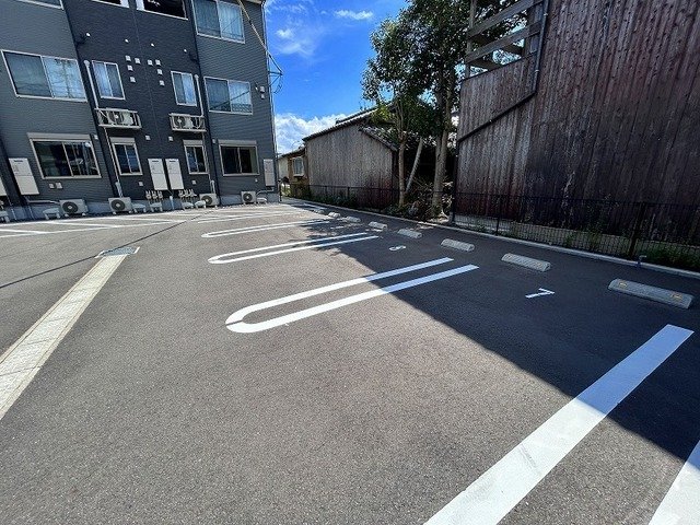 駐車場　駐車場があるので、車を買う予定の方も安心です