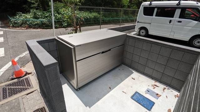 エントランス　敷地内にゴミ捨て場があるので便利ですね