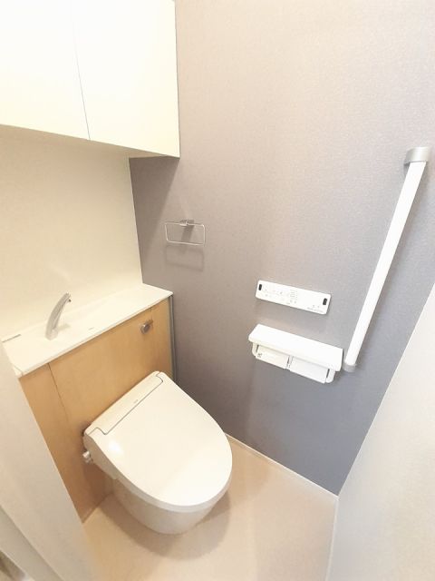 ＪＲ小野田線 南小野田駅 徒歩10分 2階建 築3年のトイレ写真