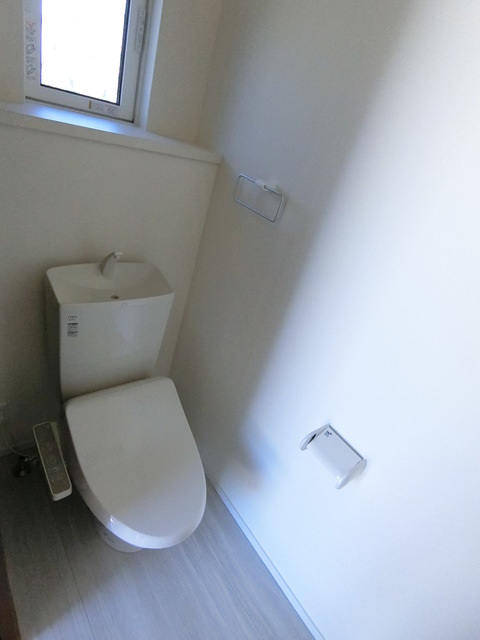 山陽電鉄本線 中八木駅 徒歩4分 2階建 築9年のトイレ写真