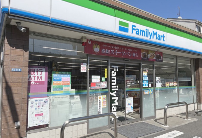 コンビニ　ファミリーマート（コンビニ）まで61m