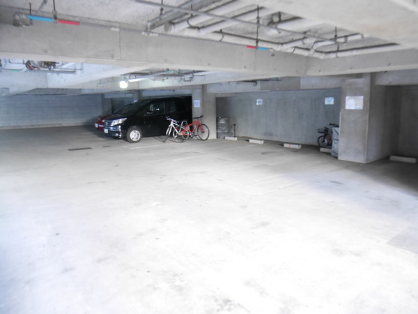 駐車場　エレベーターで地下から上がれます。