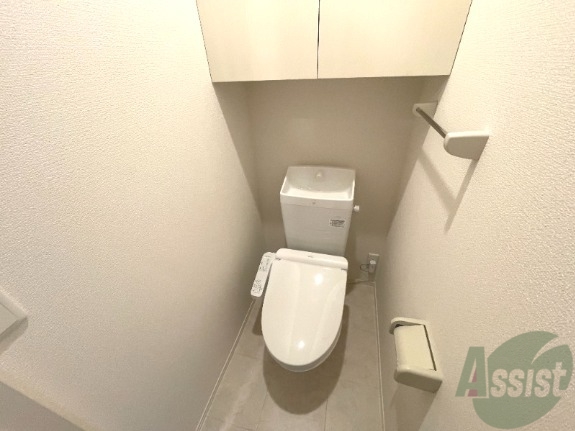 トイレ　トイレはもちろんウォシュレット。上部にはありがたい収納が。