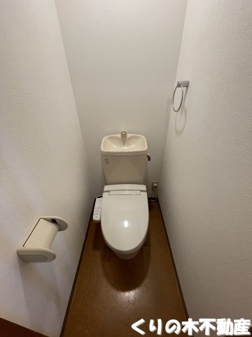 トイレ　落ち着いた色調のトイレです