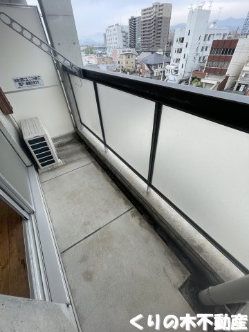バルコニー　暖かな日差しのふりそそぐバルコニー