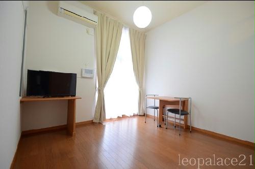 居室・リビング　備品や設備仕様は号室等により異なります現地をご確認下さい。